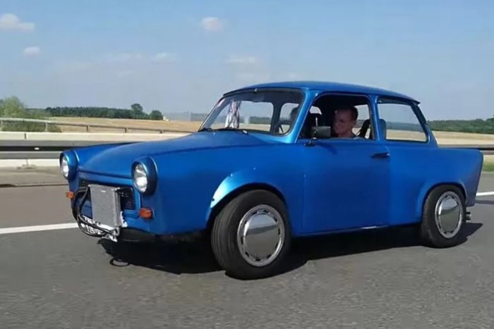 Ormótlan kis kék Trabant 570 lóerővel, rendszámmal, közúton