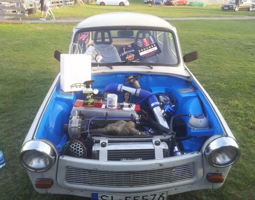 Ormótlan kis kék Trabant 570 lóerővel, rendszámmal, közúton 1