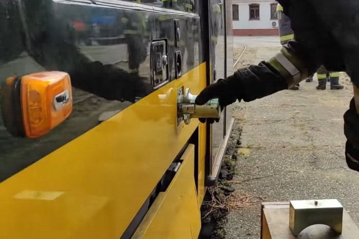 Tudod, mi az a lyuk a villamosok oldalán?