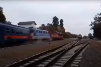 Videóra vették, ahogy Szegednél kisiklik egy vonat