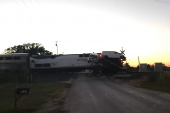 Még nézni is rossz az autószállító és a vonat csattanását