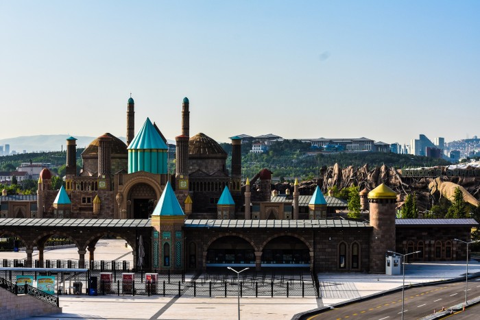 Elhagyatottan, gazban áll a török Jurassic Park 1