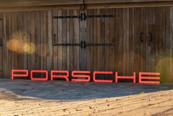 Ha van 4,3 méternyi szabad falad, akkor ez a Porsche felirat pont jó lesz oda