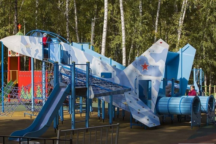 Egy nagy vadászgép ez az orosz játszótér