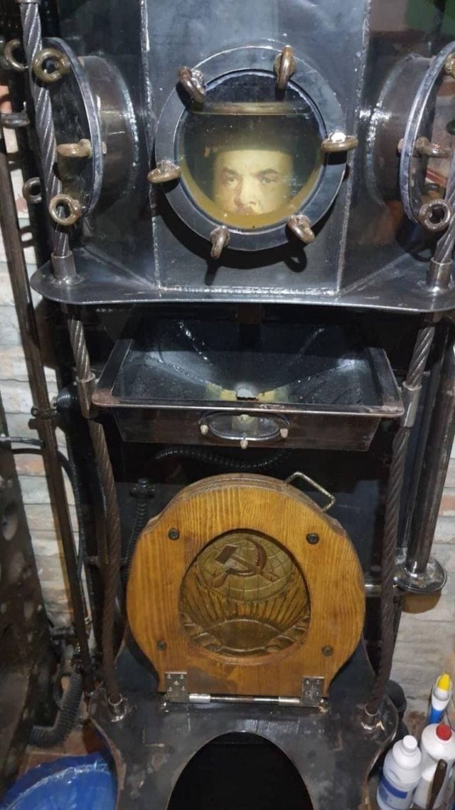 Lenin figyeli a magukon könnyítőket egy ukrán vécében 1