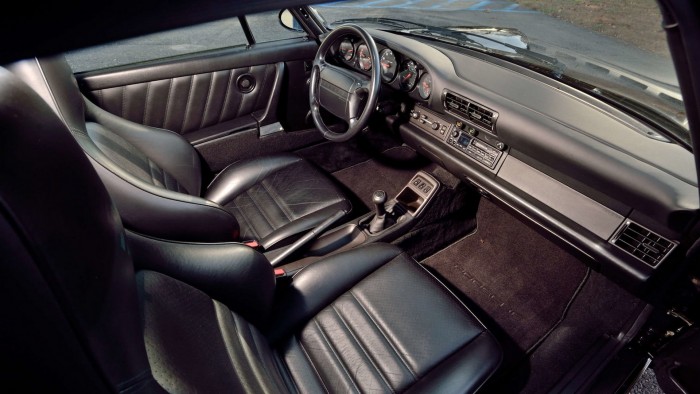 Eladó a Bad Boys egyik főszereplője, a fekete Porsche 911 Turbo 1994-ből 6