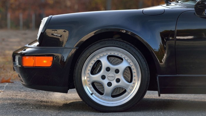 Eladó a Bad Boys egyik főszereplője, a fekete Porsche 911 Turbo 1994-ből 3