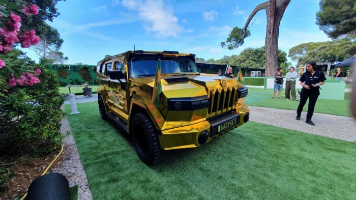 Eladó A diktátor aranyozott terepjárója, amitől rémálmaid lesznek 2 | Vezess Eladó A diktátor aranyozott terepjárója, amitől rémálmaid lesznek 2