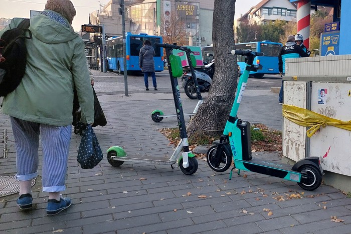 Bírságolni fognak a szabálytalan rollerek miatt Budapesten