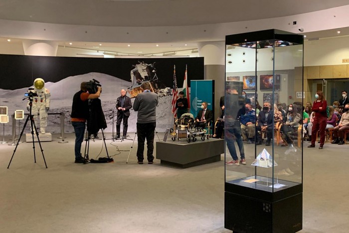 A Hold felfedezéséről nyílt kiállítás Budapesten