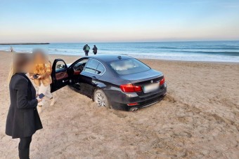 760 ezerre büntették a román tengerparton elakadó autóst 