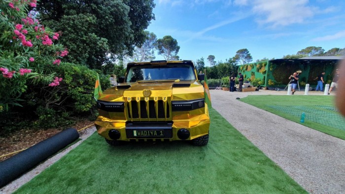 Eladó A diktátor aranyozott terepjárója, amitől rémálmaid lesznek 4 | Vezess Eladó A diktátor aranyozott terepjárója, amitől rémálmaid lesznek 4