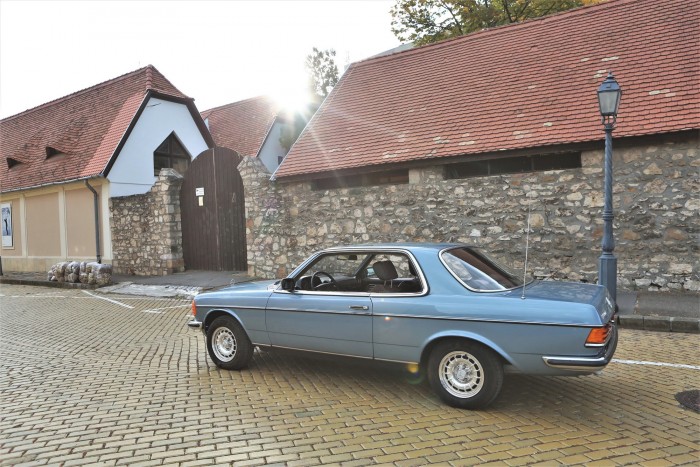 Levett a lábamról, és nem csak a formájával – Mercedes-Benz 230 C, 1978 99 Levett a lábamról, és nem csak a formájával – Mercedes-Benz 230 C, 1978 99