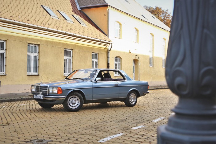 Levett a lábamról, és nem csak a formájával – Mercedes-Benz 230 C, 1978 109 Levett a lábamról, és nem csak a formájával – Mercedes-Benz 230 C, 1978 109