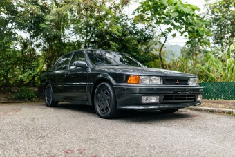 Ezen az átlagos japán autón nem kamu az AMG típusjelzés