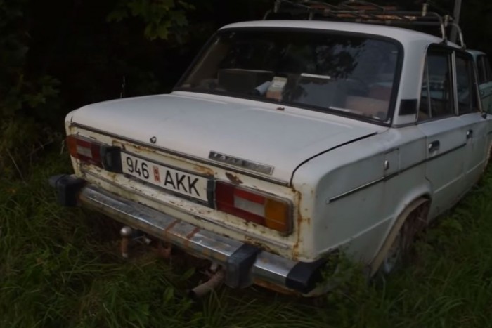 Meglepő, mennyi meló beindítani két, évekig a szabadban hagyott öreg Ladát