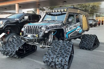 Zombihúst taposni, vagy szántani? Ez a furcsa Jeep talán mindegyikre alkalmas