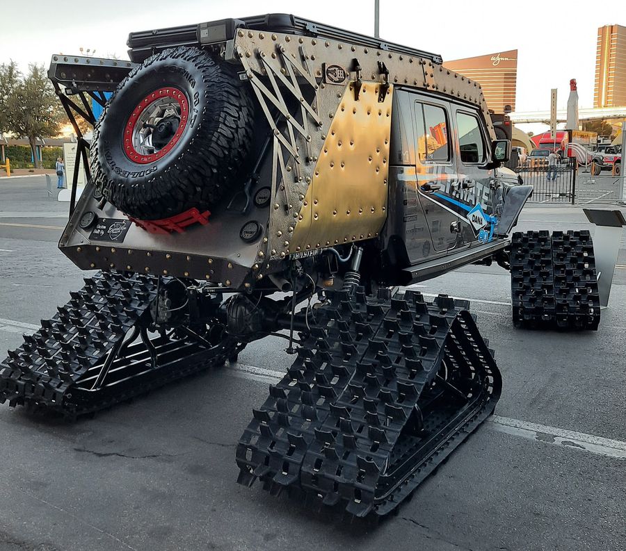 Zombihúst taposni, vagy szántani? Ez a furcsa Jeep talán mindegyikre alkalmas 1