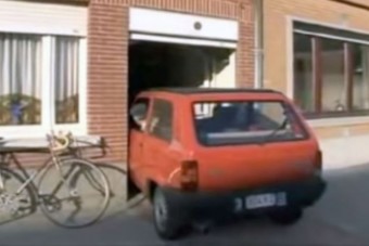 Ahogy ez az öreg úr beparkol a garázsba, annál nem kell jobb videó mára