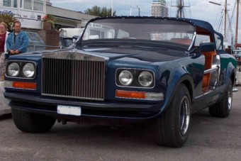 Ha arab sejk vagy, akkor solymászkodáshoz is egy ilyen Rolls-Royce dukál