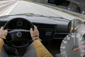 Az öreg dízel Volkswagen Transporter még mindig bírja a belső sávot az autópályán 