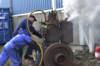 Szó szerint elindult ez az óriási öreg dízelmotor