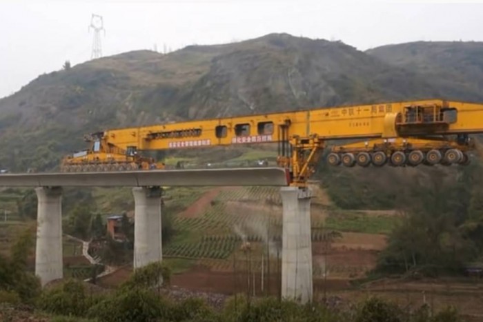 Hidakat épít napok alatt az 580 tonnás kínai acélszörny