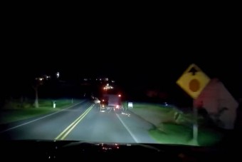 Egy lóerő is elég a mókához: szikrázó kerékkel driftelt a lovas kocsi