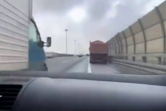 Halálközeli száguldás a leállósávban