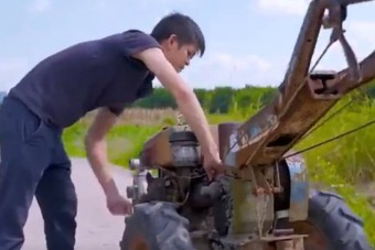 A klasszikus vicces netes videók hőskorát idézi meg ez a csodás alkotás