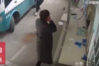 Letarolt egy épületet a láthatósági mellény után kaparászó buszsofőr