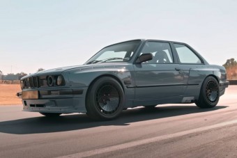 Csak az alakja maradt meg ennek az E30-as BMW-nek, minden mást kicseréltek