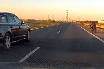 Leállósávban húzott el fénysebességgel a rendszám nélküli motoros