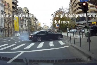 Őrült kanyarral menekült a rendőrök elől, de kiflibe hajtotta a kőkemény oszlop