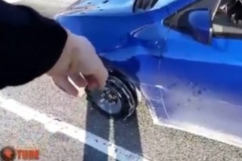 Észre sem vette a sofőr, hogy rongyosra tört autóval közlekedik