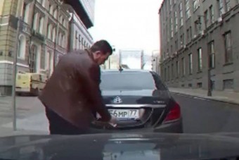 A világ egyik legdrágább autójával jár, mégis pofátlanul csal a parkolásnál ez az autós