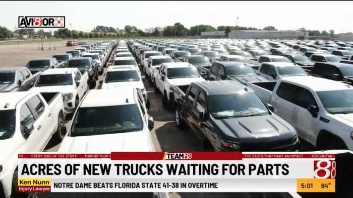 Végtelen sorban állnak a chipre váró autók egy bezárt chipgyár udvarán 2 | Vezess Végtelen sorban állnak a chipre váró autók egy bezárt chipgyár udvarán 2