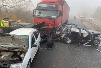 Hatalmas tömegbaleset a ködben a 4-esen