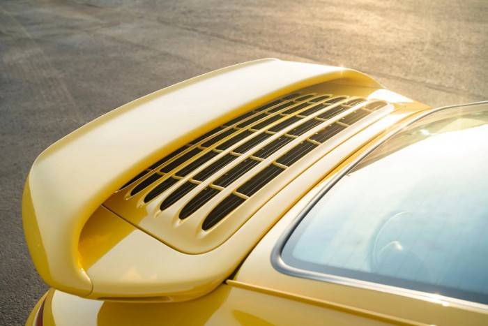 Didergés ellen felmelegít ez a sárga Porsche 911 6