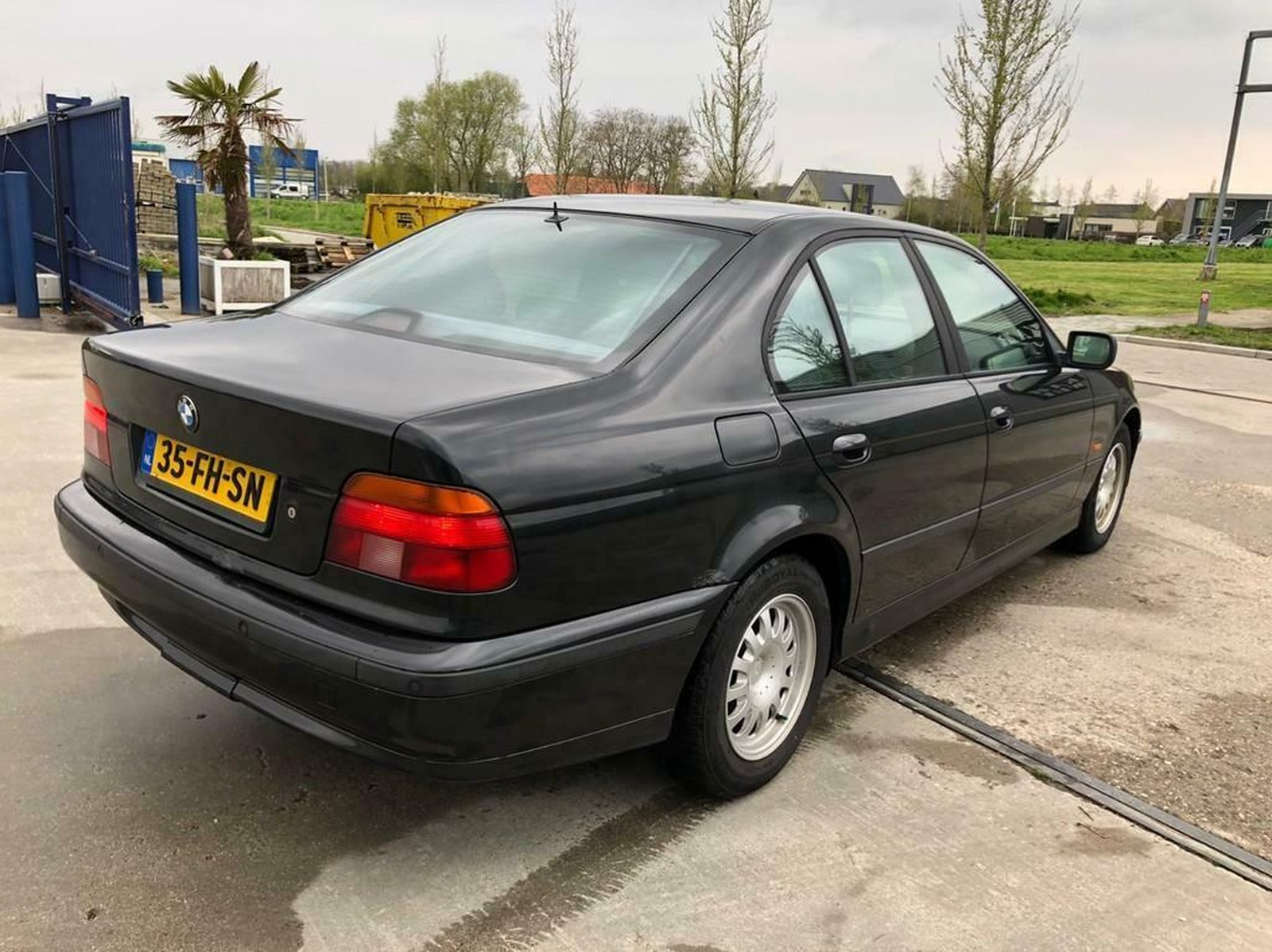 Vajon hány kilométert futott a képeken látható, 300 ezerért kínált BMW? 2