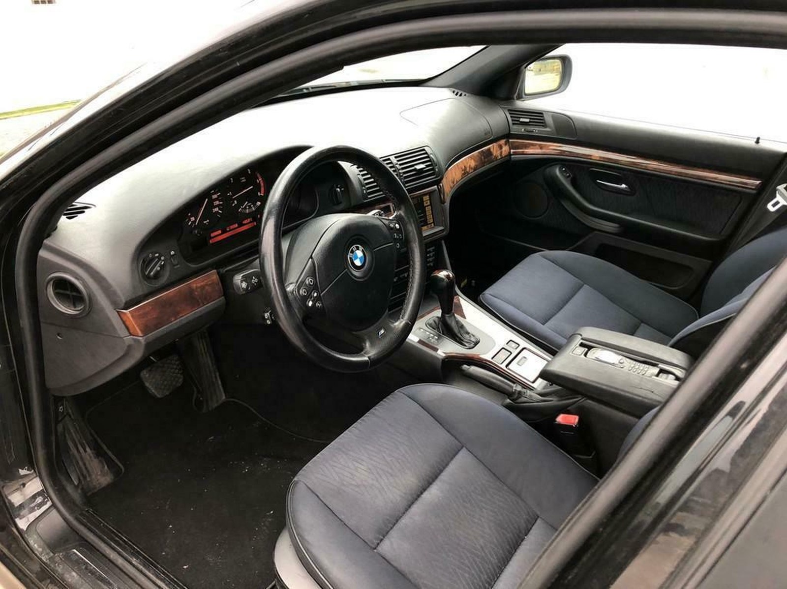 Vajon hány kilométert futott a képeken látható, 300 ezerért kínált BMW? 3