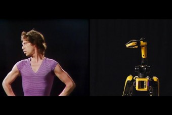 Mick Jaggerrel együtt táncolnak a híres robotkutyák