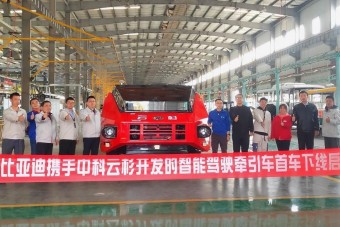 Vezetőfülke nélküli nyerges vontatót építettek a kínaiak 