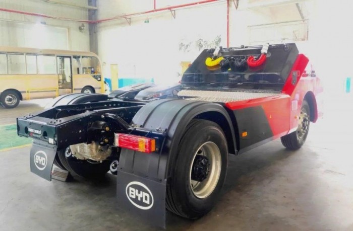 Vezetőfülke nélküli nyerges vontatót építettek a kínaiak 2