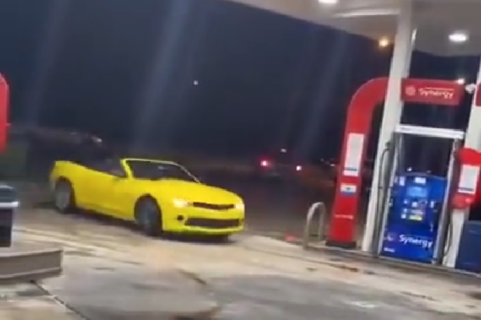 Benzinkúton driftelt Camarójával a nő