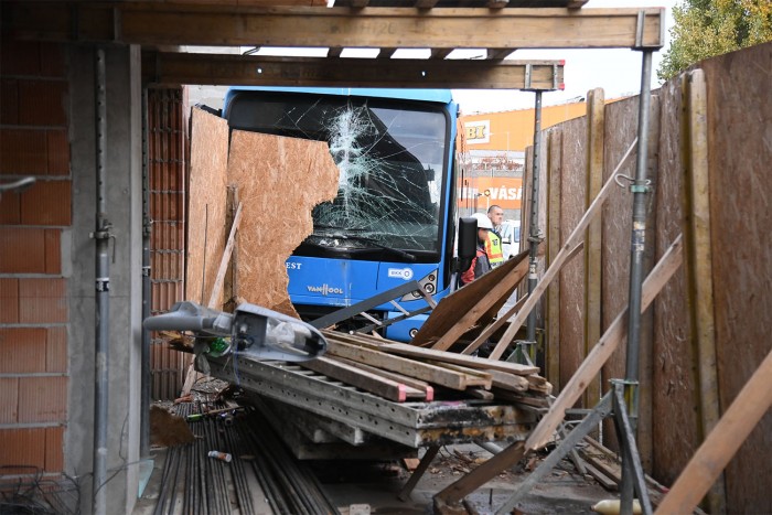 Építkezésbe csapódott egy BKK busz 2