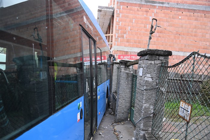 Építkezésbe csapódott egy BKK busz 3