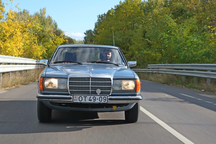 Levett a lábamról, és nem csak a formájával – Mercedes-Benz 230 C, 1978 106 Levett a lábamról, és nem csak a formájával – Mercedes-Benz 230 C, 1978 106