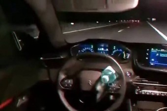 Palackkal verte át a sávtartót egy autós, és videóra vette saját balesetét 