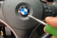 Közvetlen közelről nézheted meg, ahogy a BMW-s arcába durran a légzsák 1